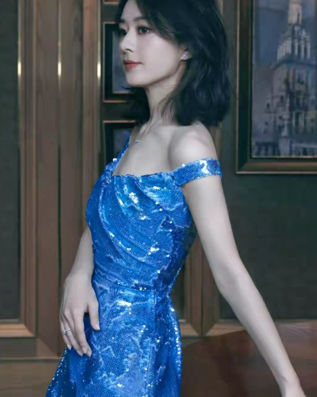 赵丽颖穿这套蓝色连身裙简直美炸了
蓝色本就自带清新优雅的气质，穿在她身上，就像从
