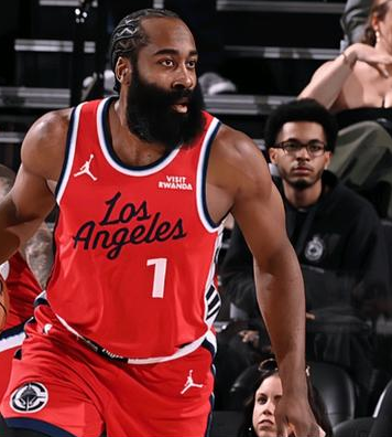 哈登首节14分全场19分，快船大胜篮网。NBA常规赛，快船主场迎战篮网，这场比赛