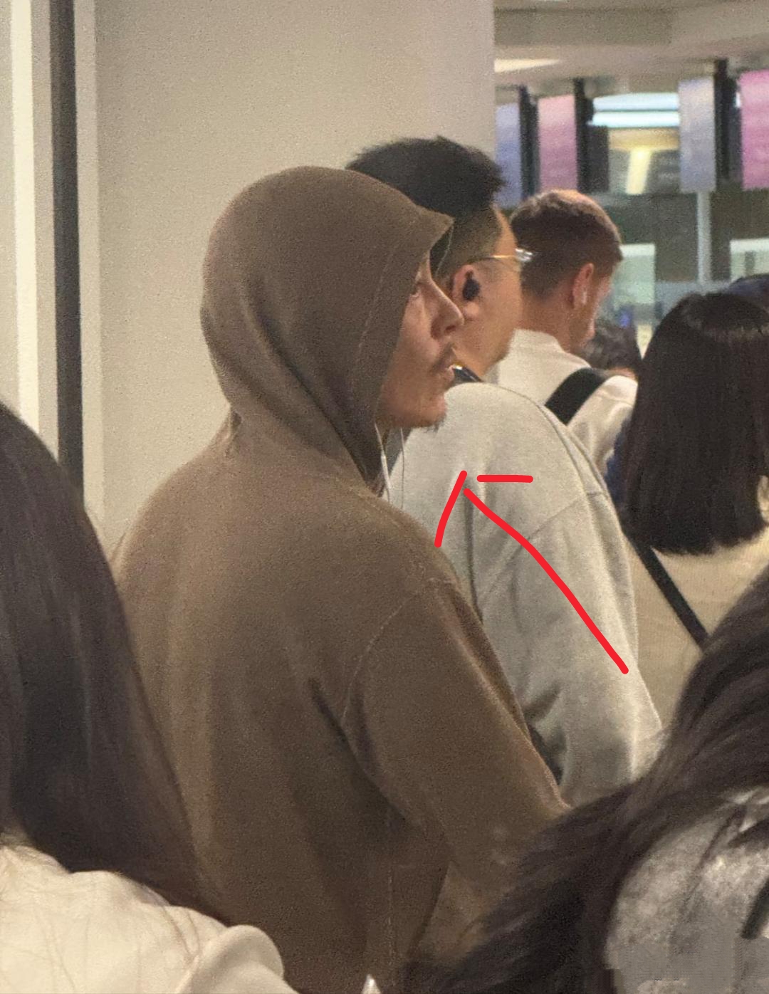 陈冠希在日本机场现身，他戴着棕色连衣衫上的帽子