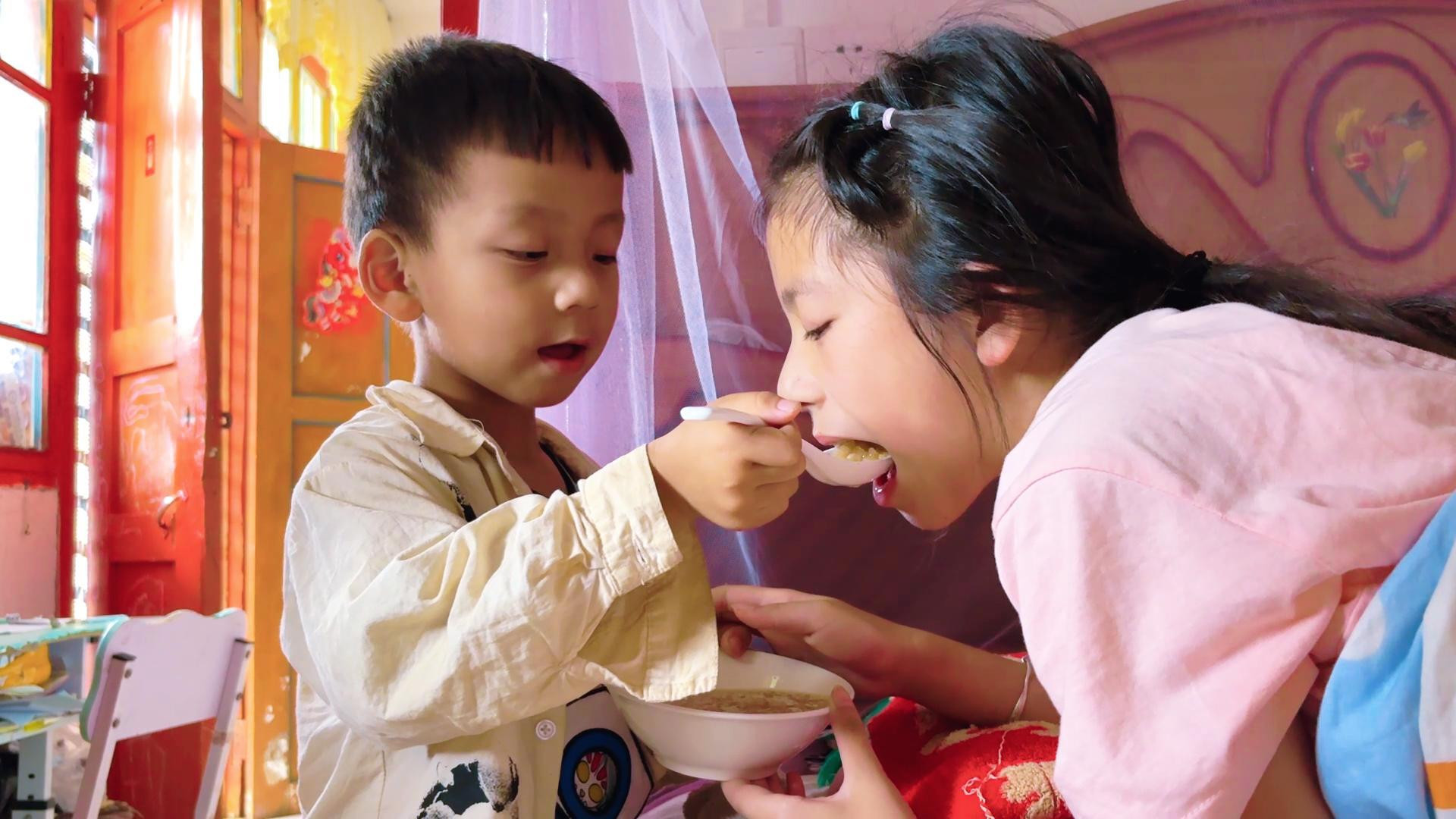 姐姐生病了，弟弟暖心照顾姐姐，懂事得让人心疼