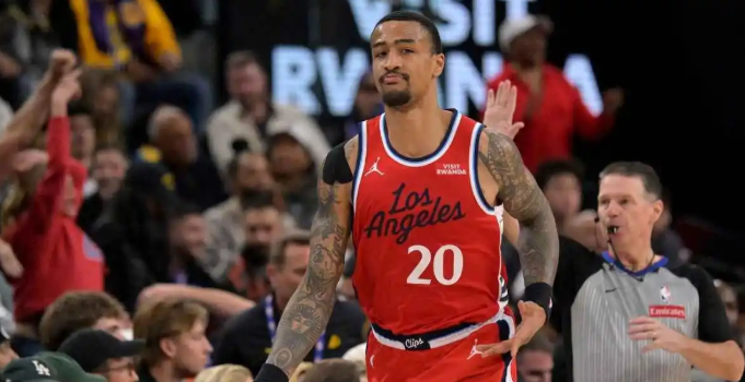 快船还是得想办法，让科林斯在比赛早期多参与到进攻中来。
不管是留着自用，还是让他