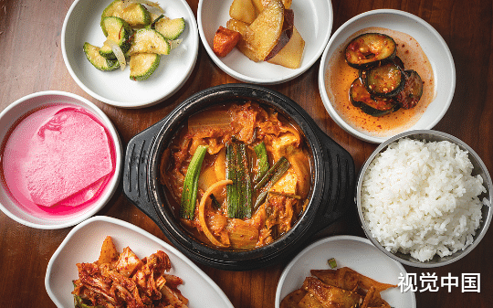 韩国准公公说中餐没有韩餐好吃，直到看到中国的年夜饭后他大跌眼镜