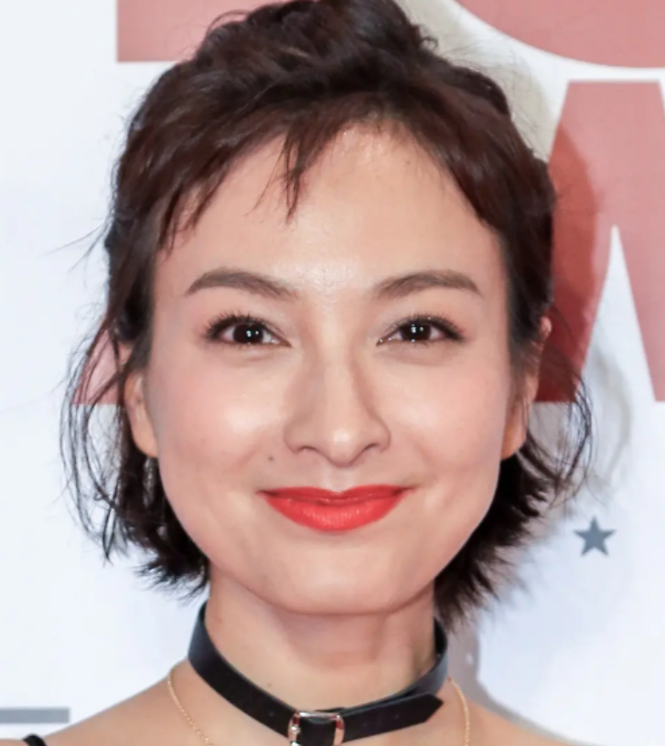 节目里，主持人问吴昕："你都42岁了，为什么还不结婚？"吴昕说："我现在经济独立