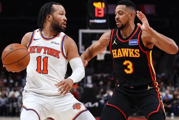 NBA季后赛，老鹰以109比108战胜尼克斯，大比分取得2比1的领先。
第四节比
