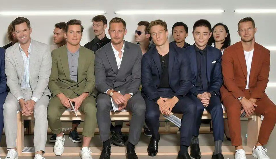 林心如看到自家老公的看秀图，满意地笑了。霍建华看了秀怎么这么有乐子，周围全是男人