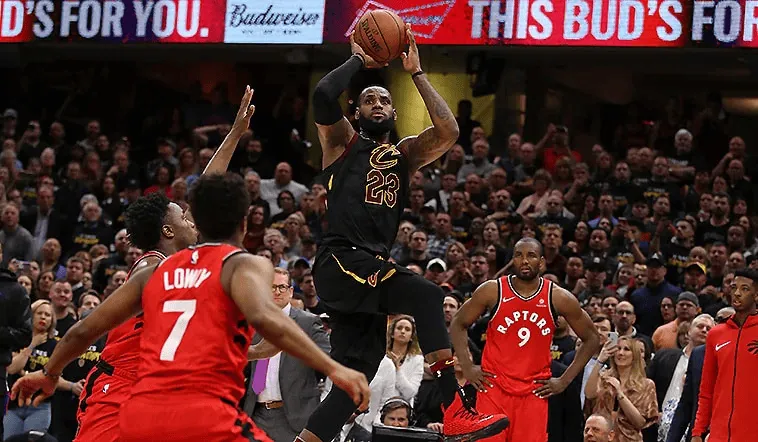 NBA常规赛，猛龙赢球、老鹰输球、魔术输球。

这样一来，猛龙超越老鹰升至东部第