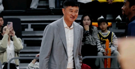 广东男篮主教练杜锋批评球员。广东男篮再度遭遇福建逆转的赛后，广东男篮主教练杜锋是