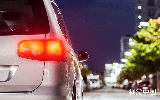 交警以车号不吉利为由扣车索贿两千，对方默默去ATM取钱，第二天交警哭着进了审讯室