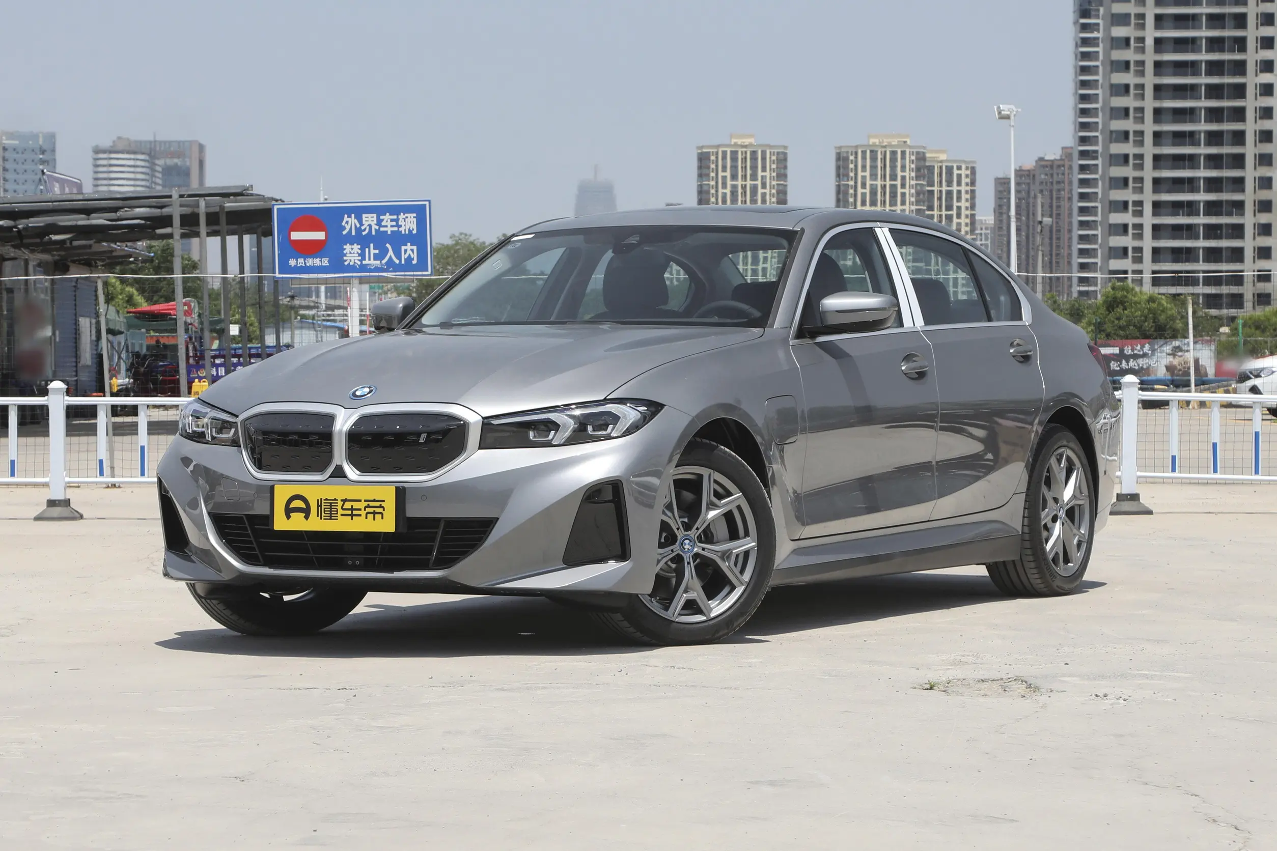 把宝马i3只看成“从三十几万跌到十几万的油改电”，其实很容易看偏。它真正值不值，