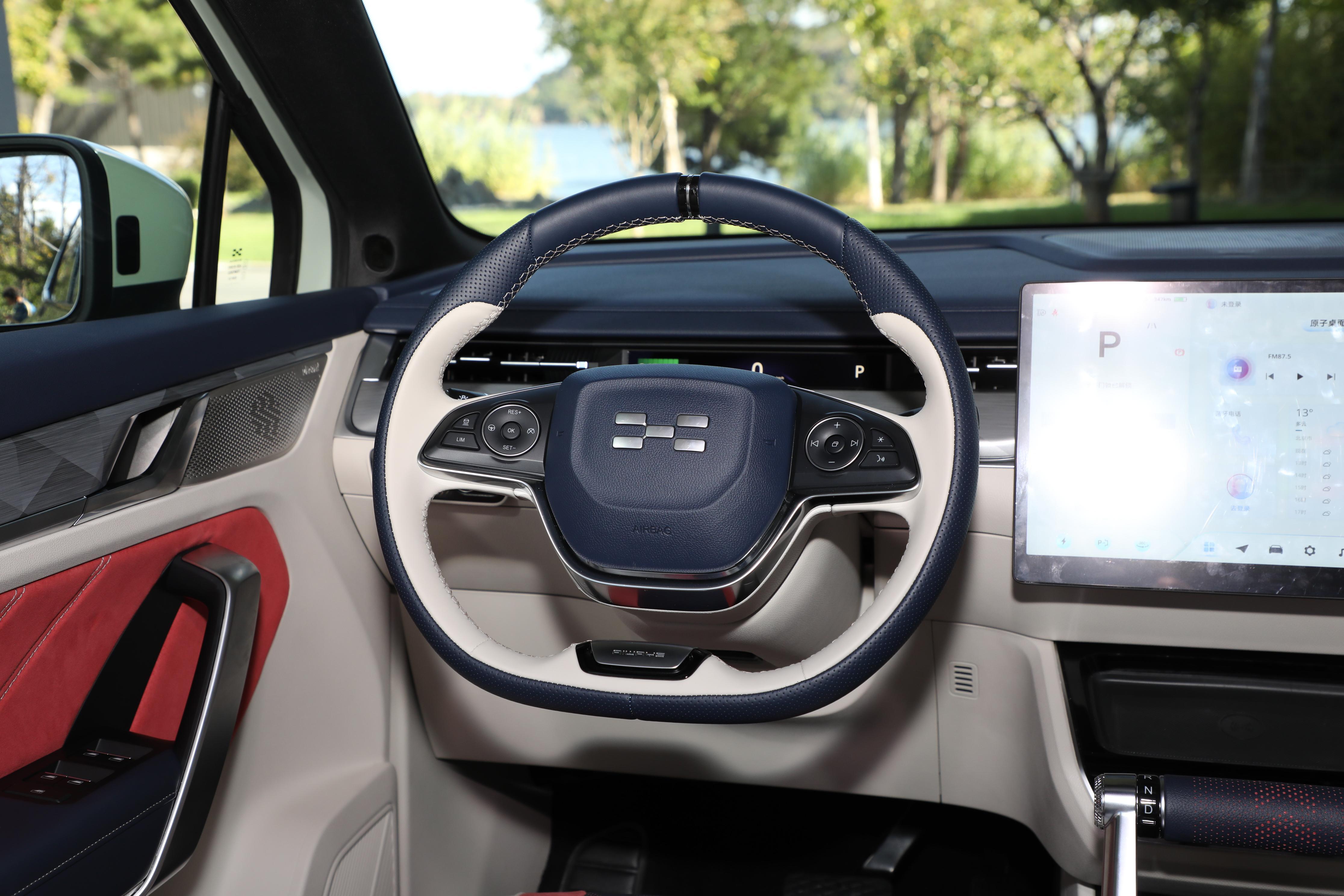 爱驰U6是轿跑SUV，溜背造型，无框车门，还有个小尾翼。前脸很凶，侧面线条流畅。