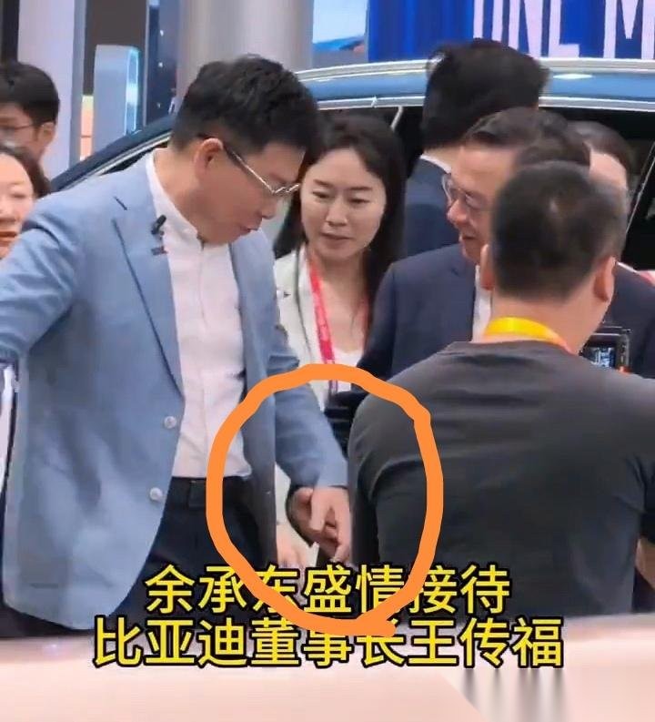 车展上刷到余承东和王传福的这组同框，比任何官宣都更戳我。刚见面时，余承东主动伸手