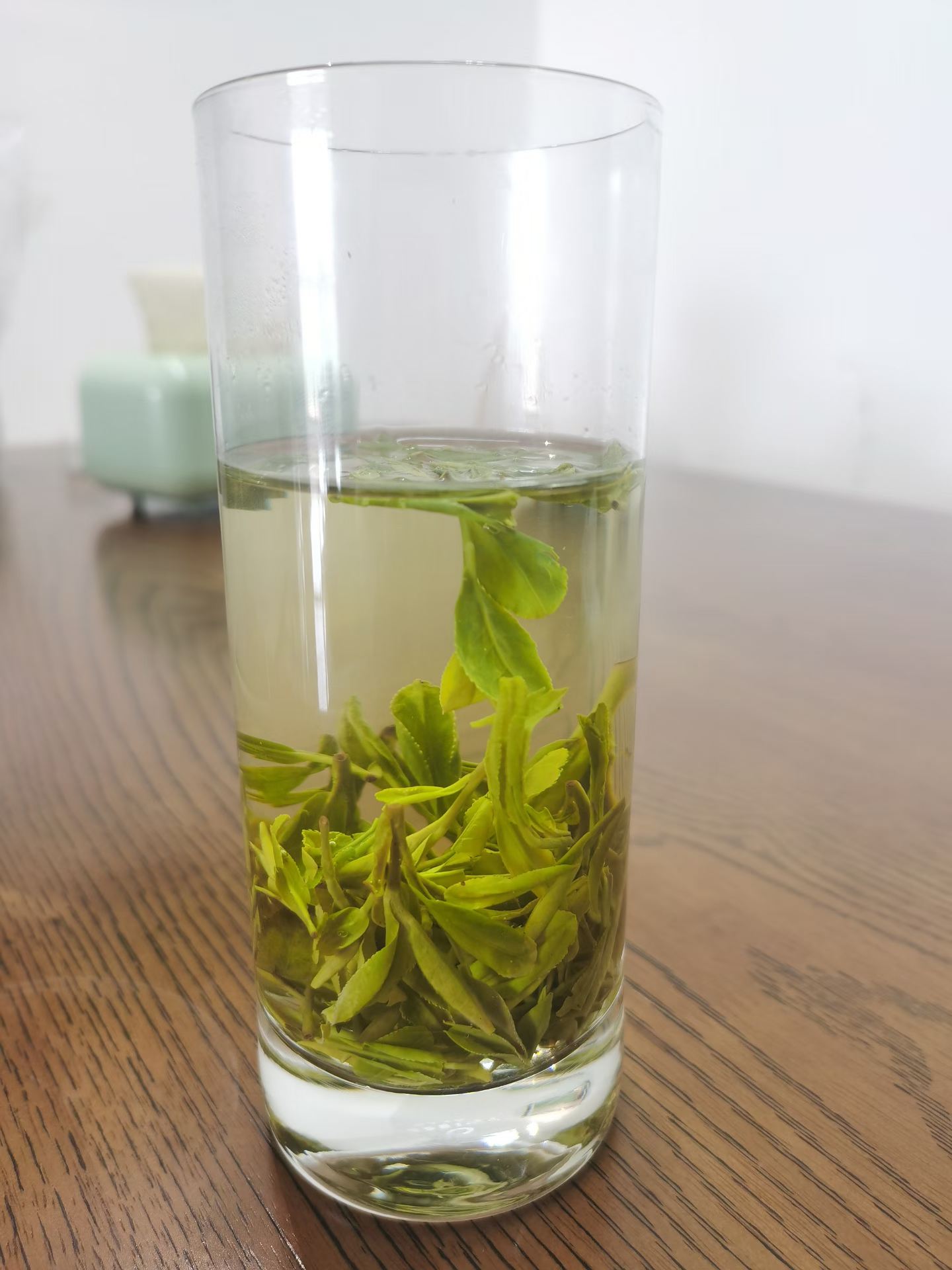 茶初醒时，人亦初醒。不是茶叫醒了人，是人借着茶，叫醒了这一天。杯中有浮沉，世间有