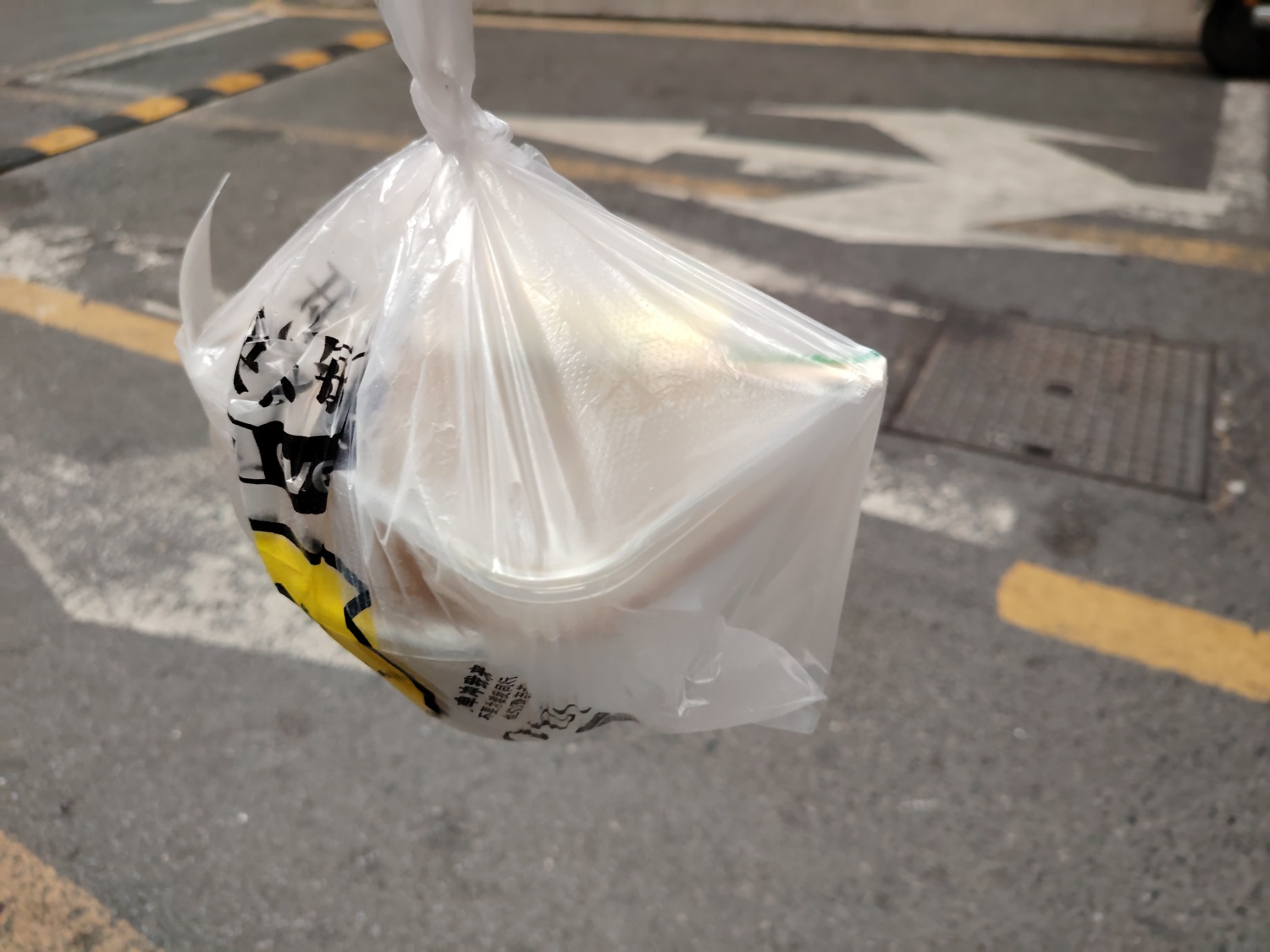 我发现现在跑外卖，只要你手里有了一个订单，就算抢单大厅里有再顺路的单子，它也不派