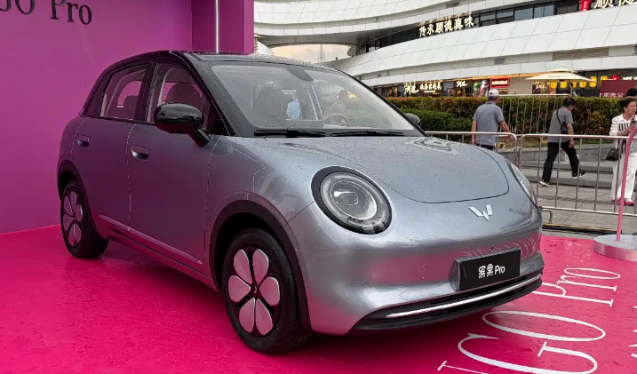 五菱缤果Pro首发亮相，尺寸比缤果更大内饰配大尺寸屏幕
外观方面，缤果Pro依旧