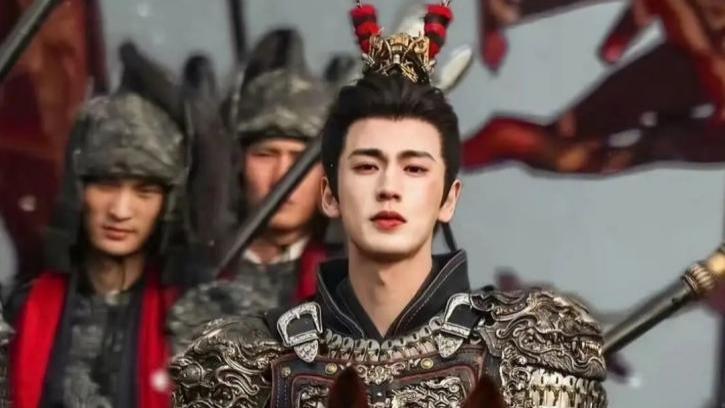 央视新闻为何点名张凌赫？这顶翎冠背后的故事值得深思