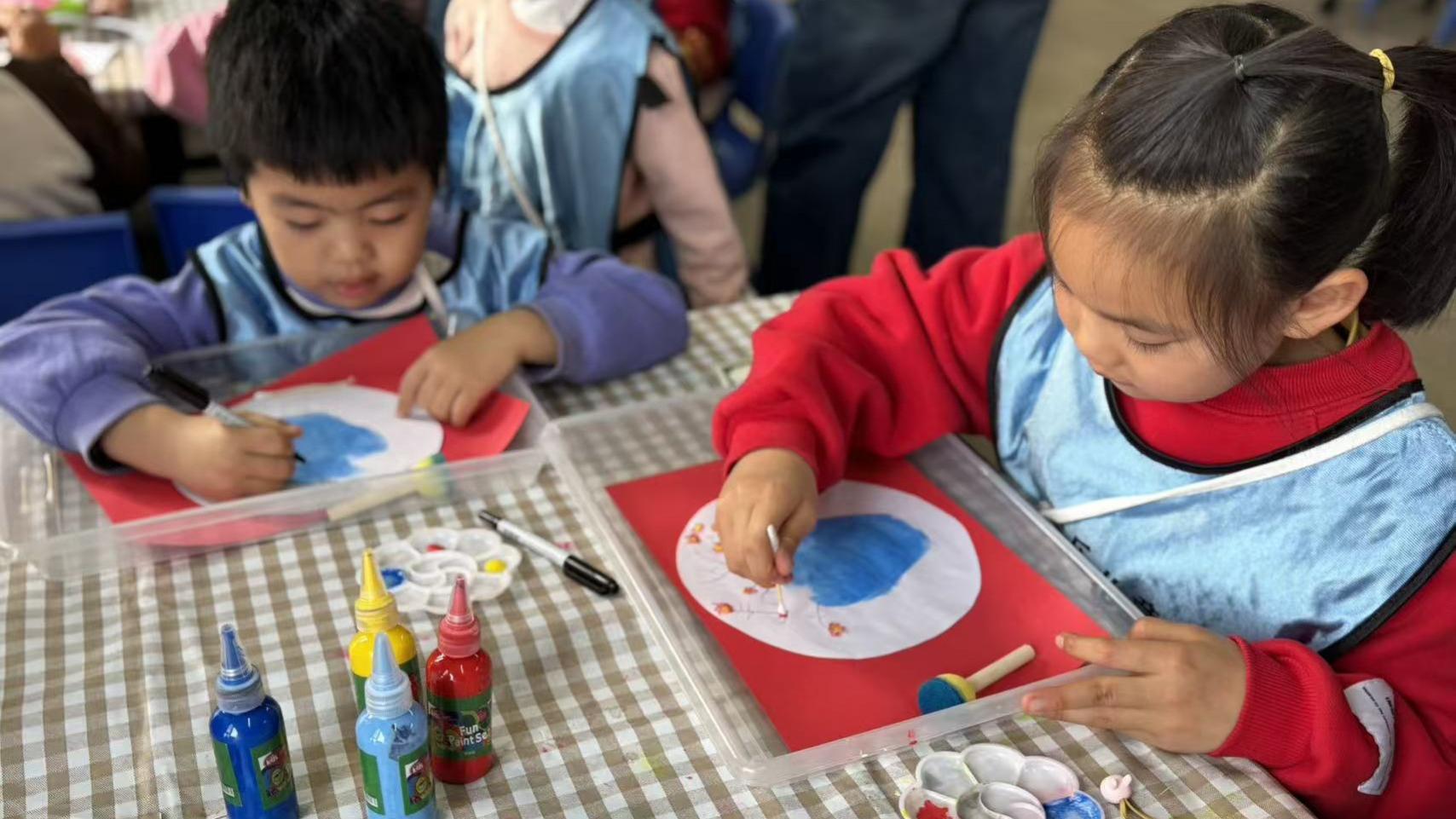 解决 3 岁孩子边吃边玩问题的方案