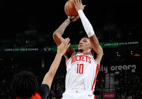 小贾不知不觉已经上位至球队第三人，无论球权、出手权都是，阿门自动让位至拼图、工兵