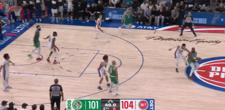 昨日NBA常规赛，活塞以104-103击败凯尔特人。
今日NBA官方公布了最后两