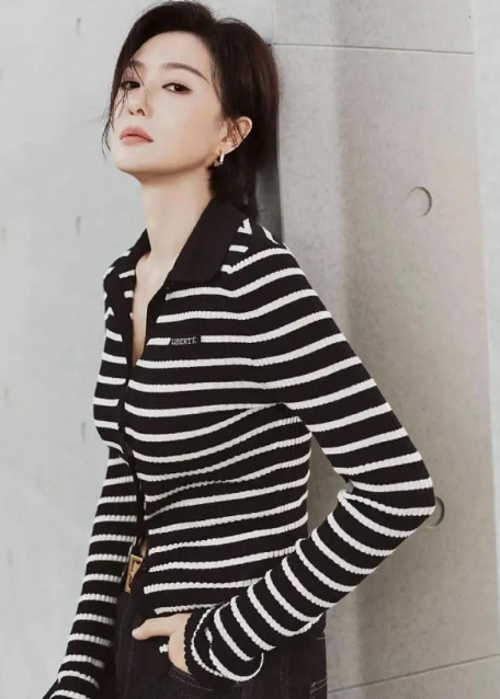 46岁秦岚最新写真，这腰也太细了！ ​​​