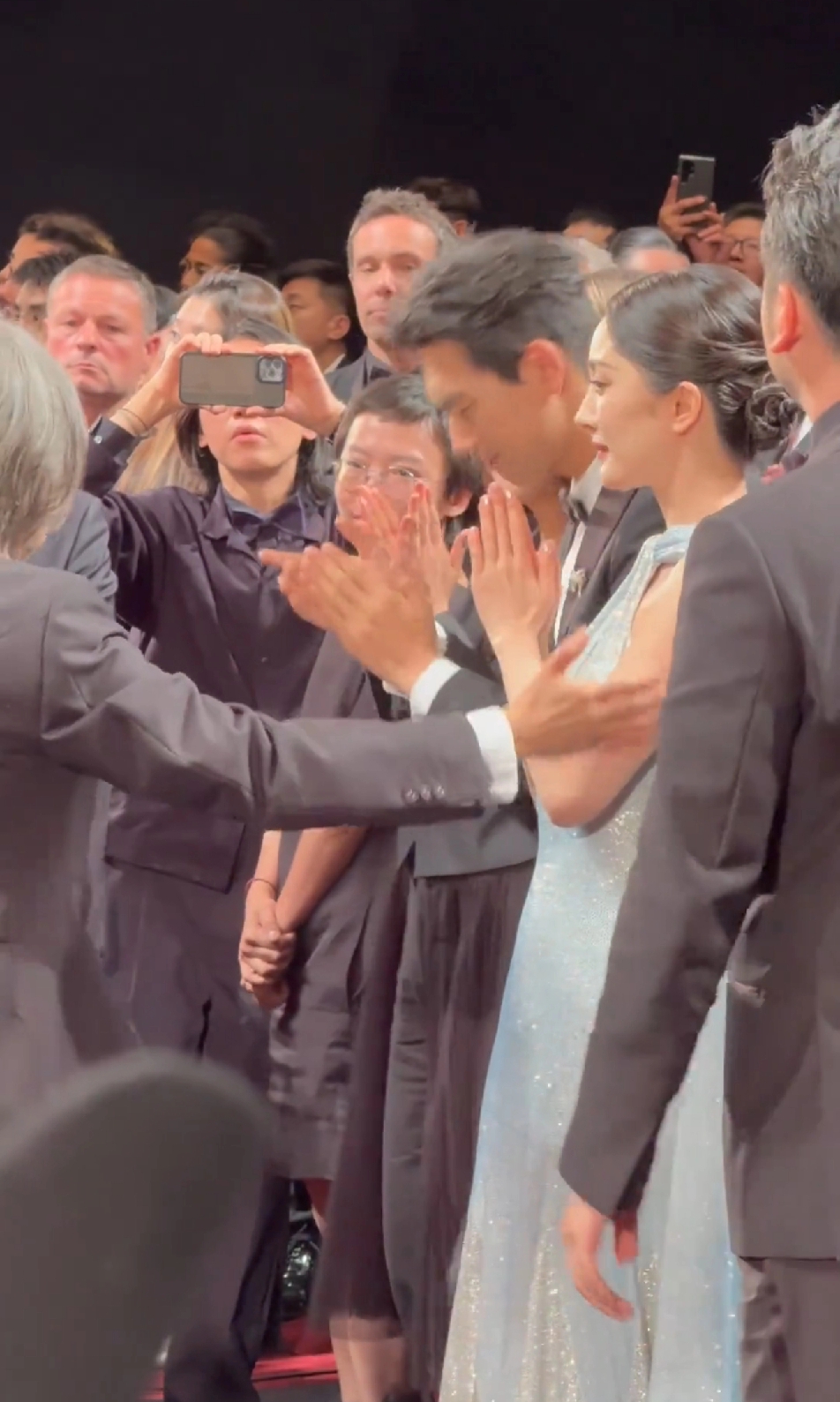 比杨幂小动作还多的只能是章子怡了，杨幂在章子怡跟前突然就变得沉稳内敛了，完全不像