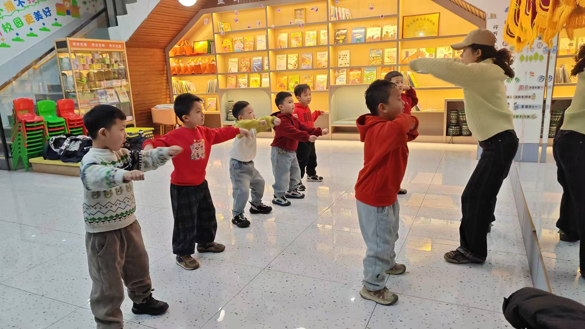 3岁幼儿给长辈拜年时，长辈给红包，幼儿该怎么回应