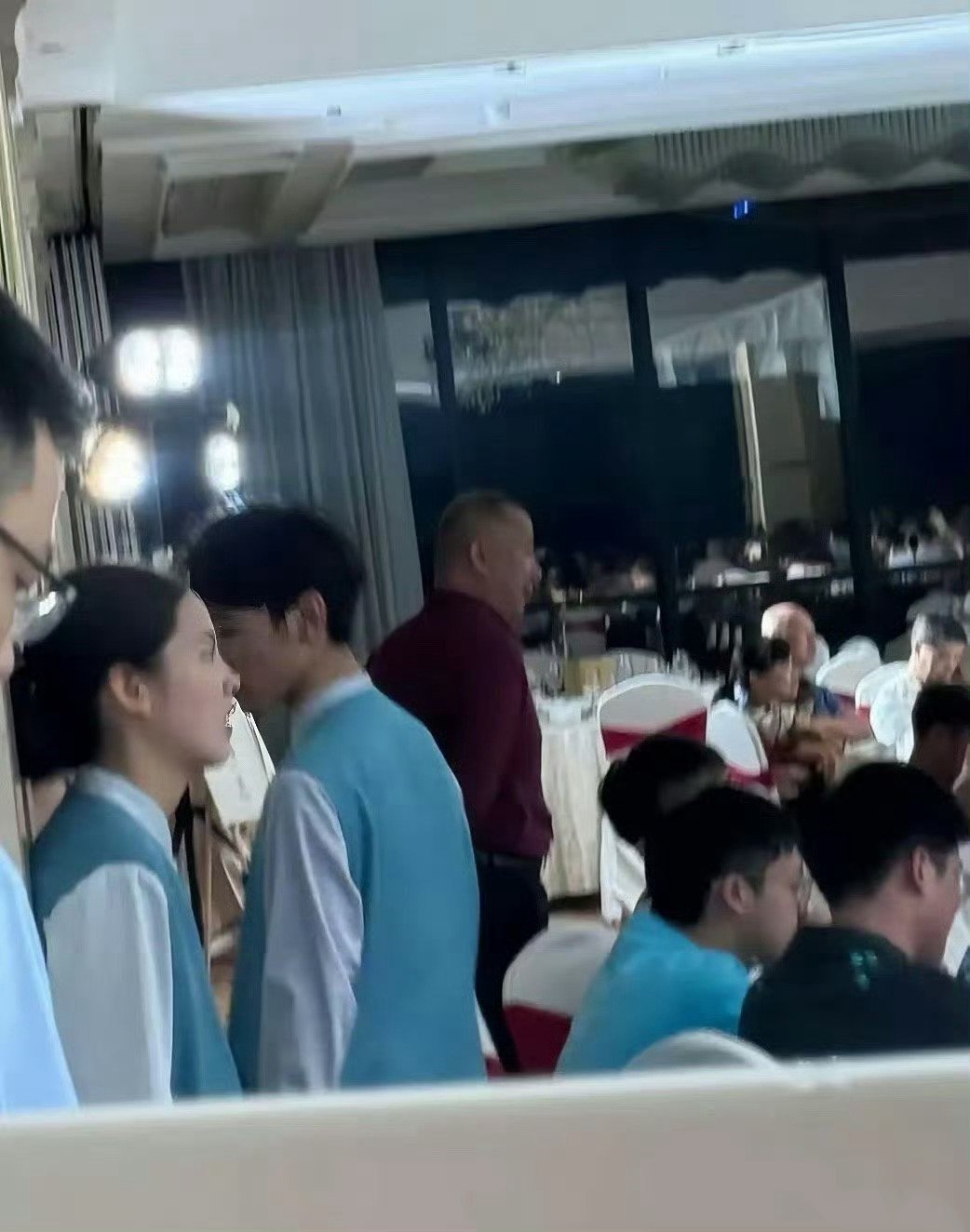 这个服务员，将来会不会成为一个大明星 ​​​