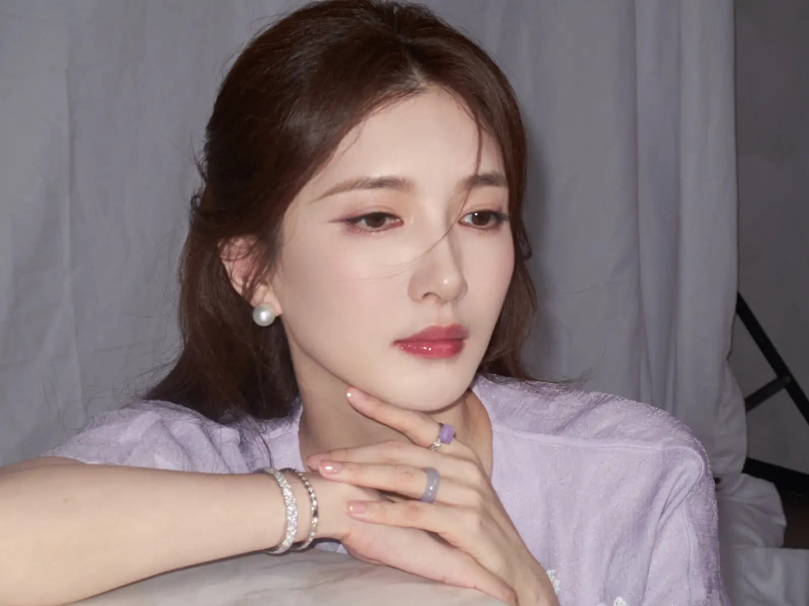 江疏影穿淡紫刺绣上衣清雅柔美 佩戴珍珠耳饰从容优雅