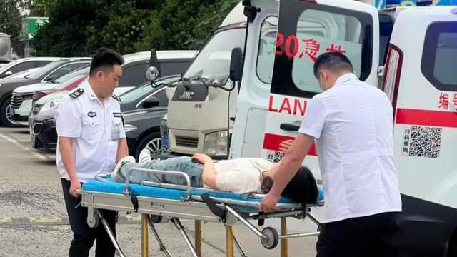 “老师，我晚点到，救个人！”高二男生返校路上这一跪，全网点赞