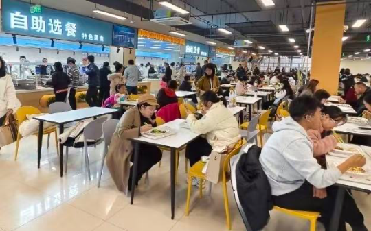 大学生在学校食堂吃饭碰见校长，第二天饭卡里莫名多出700块钱，真相意外