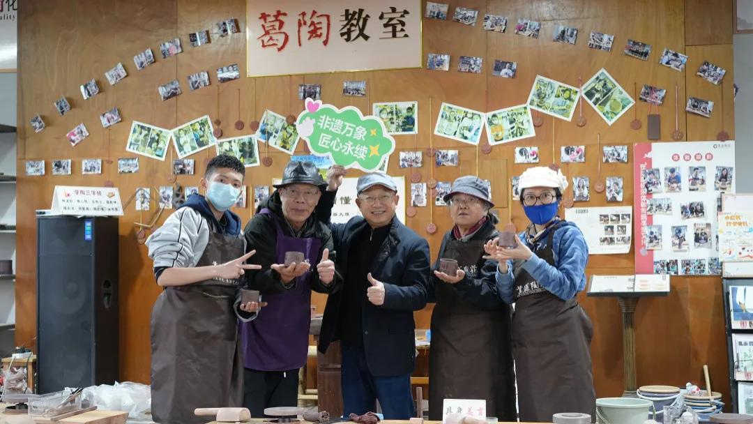 上海著名教育家杨明华先生祖孙一家四口参访葛盛陶庄，共同体验非遗紫砂文化