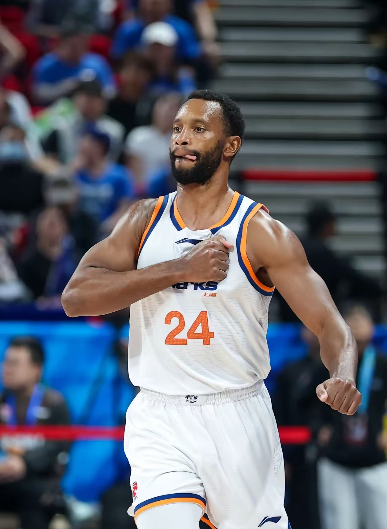 上海八人轮换挑落北京，弗格九记三分势不可挡，王哲林大号两双硬刚北京双塔