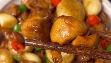 口蘑吸饱蒜香，鸡肉一裹，锅里就飘出高级感