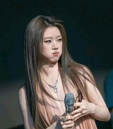 单依纯太可爱了！ 音乐节现场氛围感美图
 
浅咖色薄纱氛围感长裙，搭配精致金属项