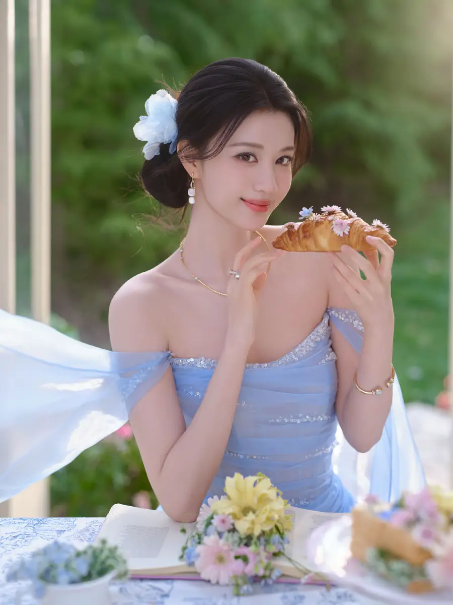 王楚然穿冰蓝纱裙宛若花中精灵 回眸灵动梦幻迷人