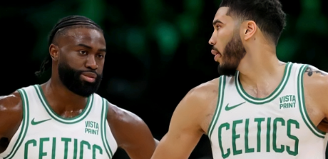 双杰探花合砍50分，绿军险胜76人将系列赛大比分改写为2比1领先。NBA季后赛首