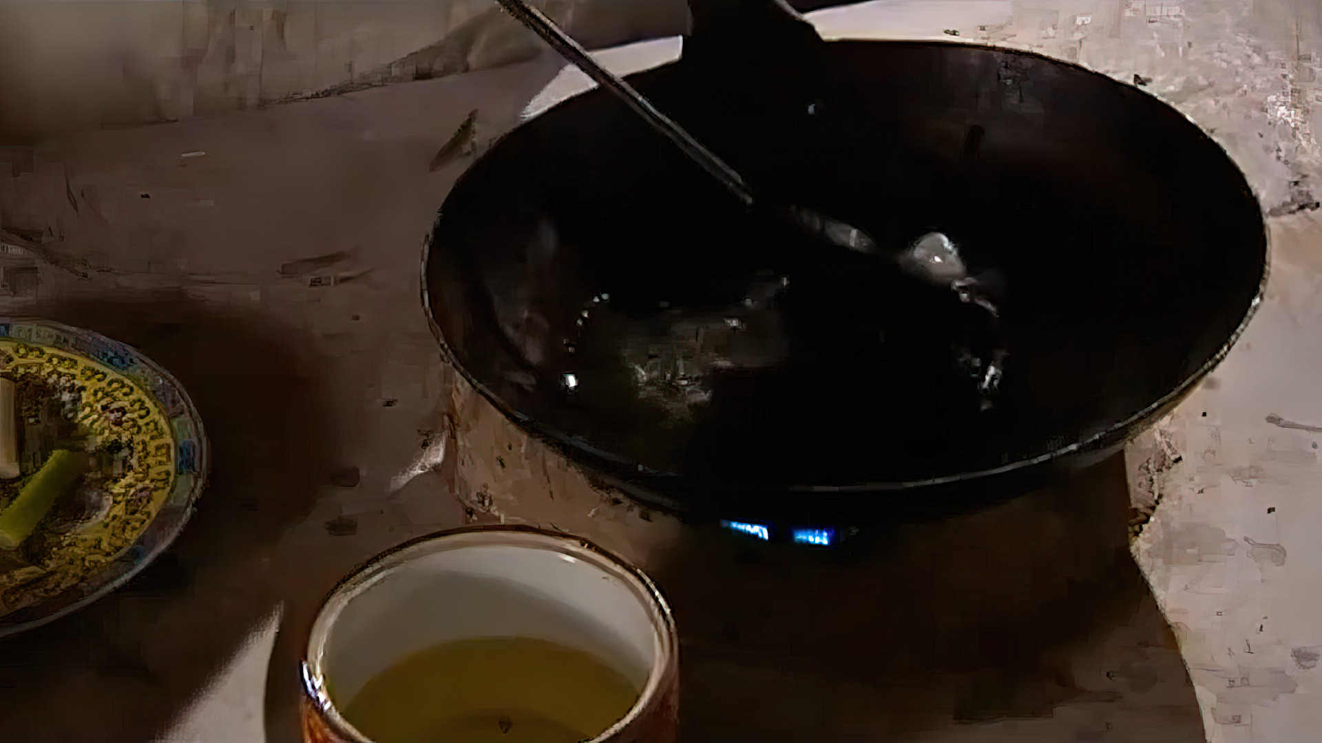 御厨往热油掺杂一种神秘物体，将热油泼向身体依然无恙