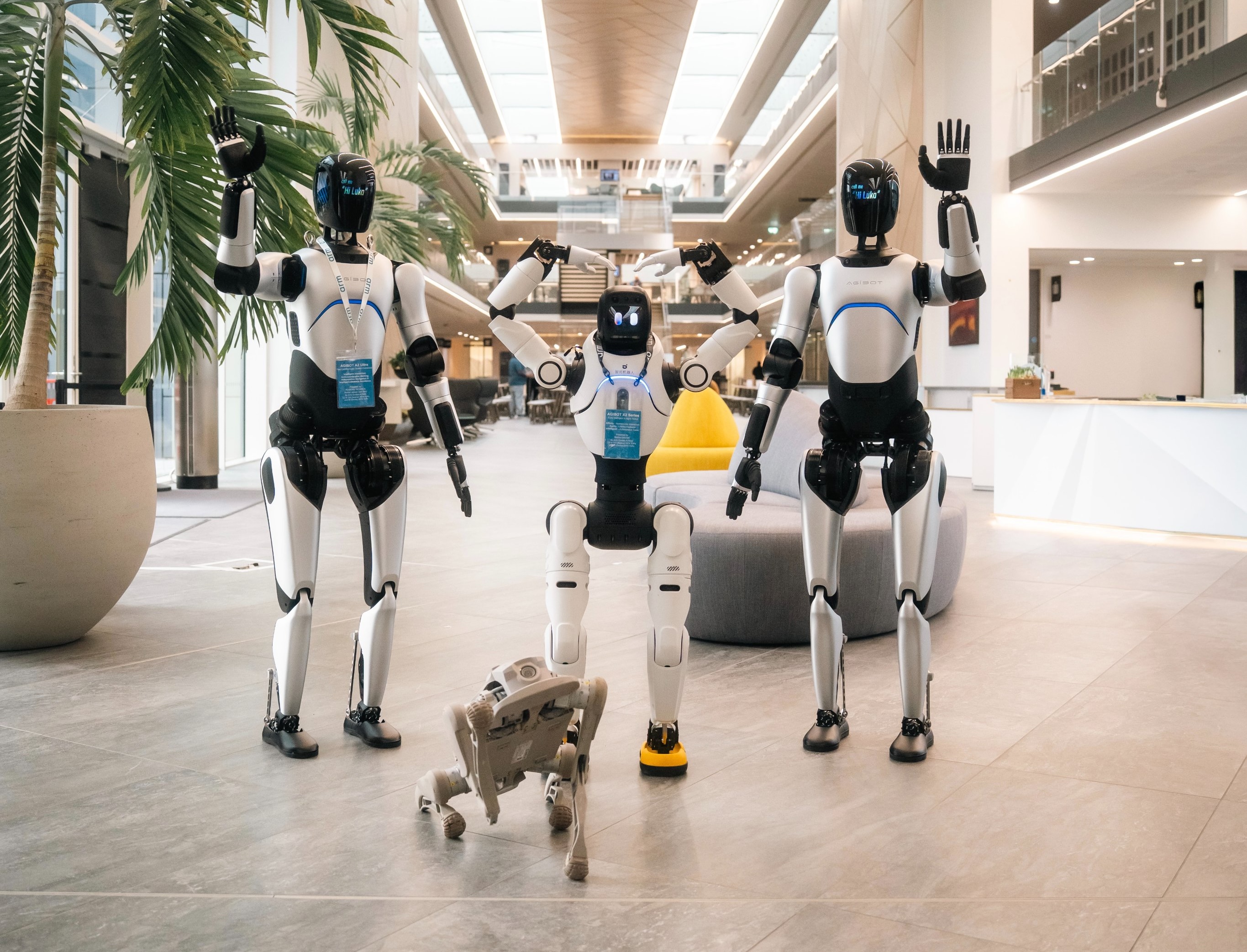 智元第10000台通用具身机器人下线