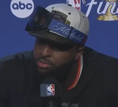 NBA总决赛第五场，尼克斯客场以大比分4-1战胜马刺，夺得本赛季总冠军。
这是尼