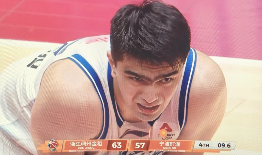 CBA12进8的一场浙江德比，浙江稠州队主场对阵宁波队。本场比赛双方都注重防守，