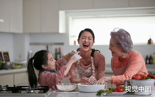 婆婆自夸亲自管家的话，她一年能省出一套房子。我交出家里财政大权后，全家却悔疯了