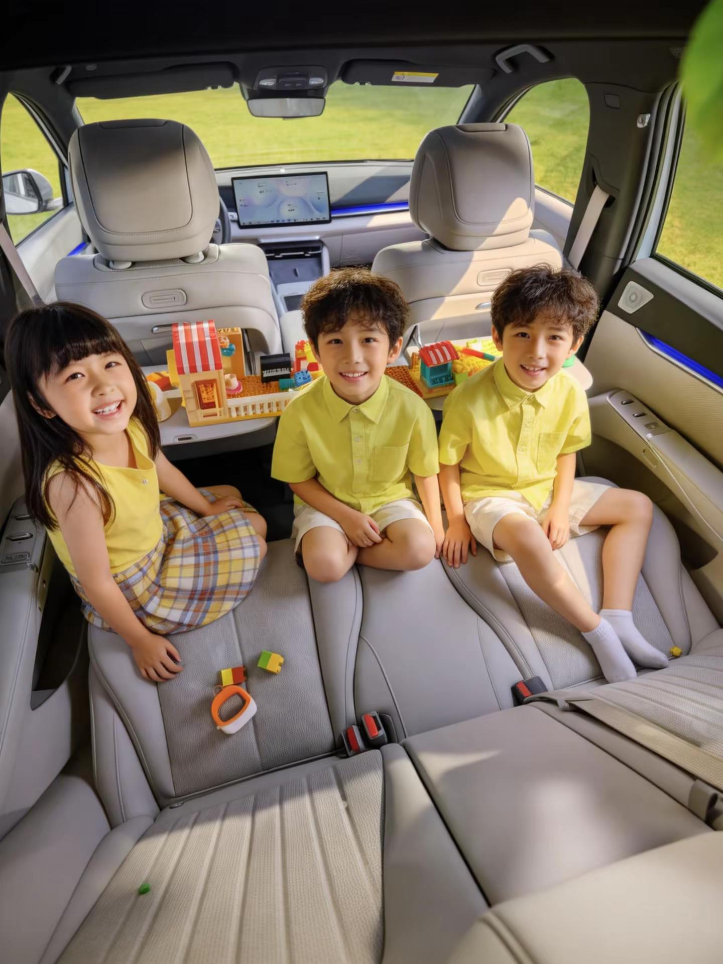 至境E7满分座舱太香了。挤完晚高峰的地铁，拉开车门坐进至境E7的座舱，软弹的座椅