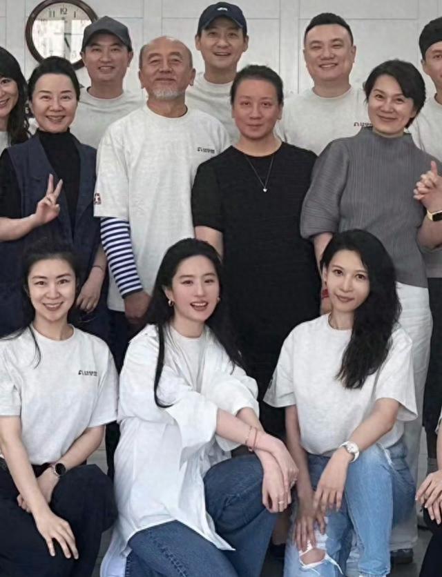 刘亦菲千里赶20年同学聚，见恩师当场哭红鼻子，躲角落不抢C位