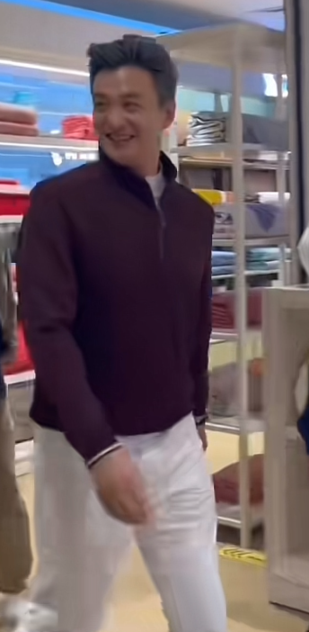 周一围越老越有味道了
年轻的时候没觉得他帅，虽然五官不错，但总觉得有些油腻。可是