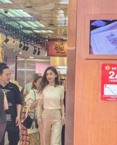 明星确实不一样啊，baby真的好白好瘦好漂亮 ​​​