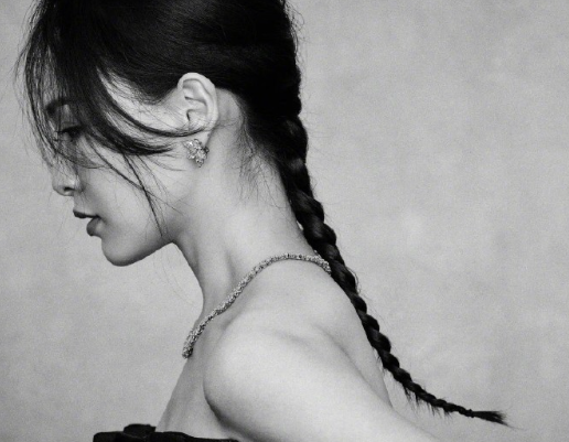 唐嫣酷感写真封面大片来了