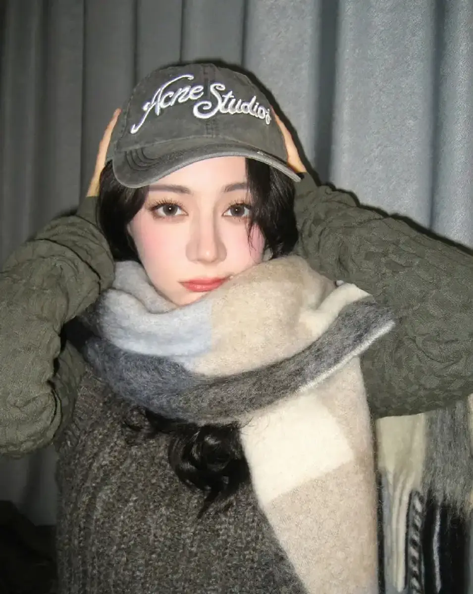 热巴晒吃甜品照呆萌可爱 手捧饮品调皮挑眉