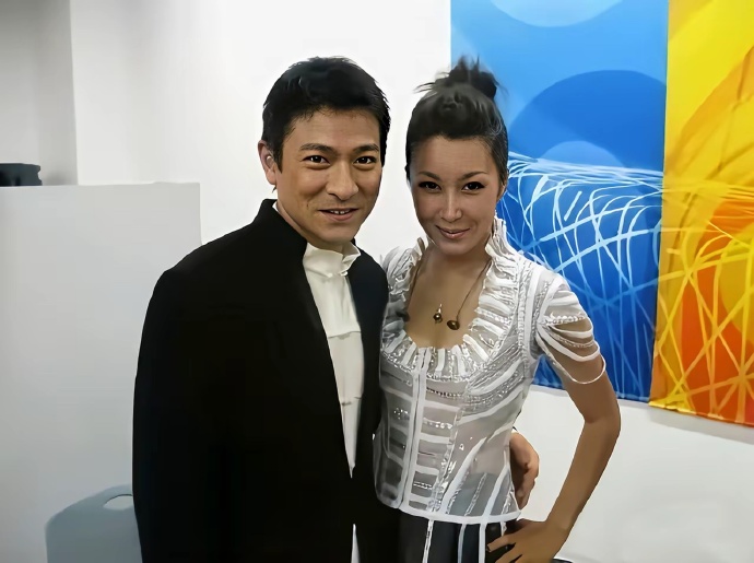 左边的是天王刘德华，右边的这位女明星是谁，看着相当有点眼熟，但就是想不起来叫什么