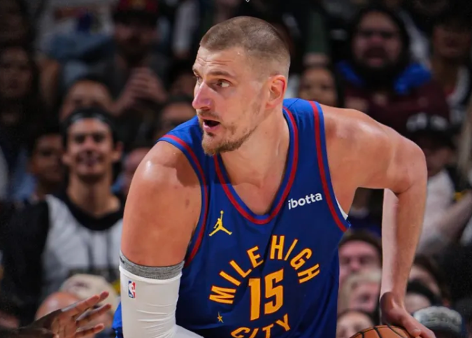 NBA季后赛，森林狼119-114战胜掘金，大比分一比一扳平。
赛后大卫-阿德尔