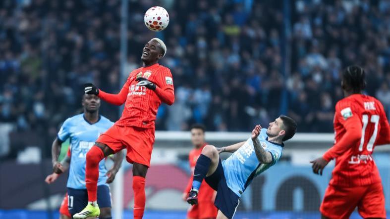 克劳德10脚传球7脚传大连！穆斯卡特输球甩锅场地，球迷：主场条件好为何输河南？