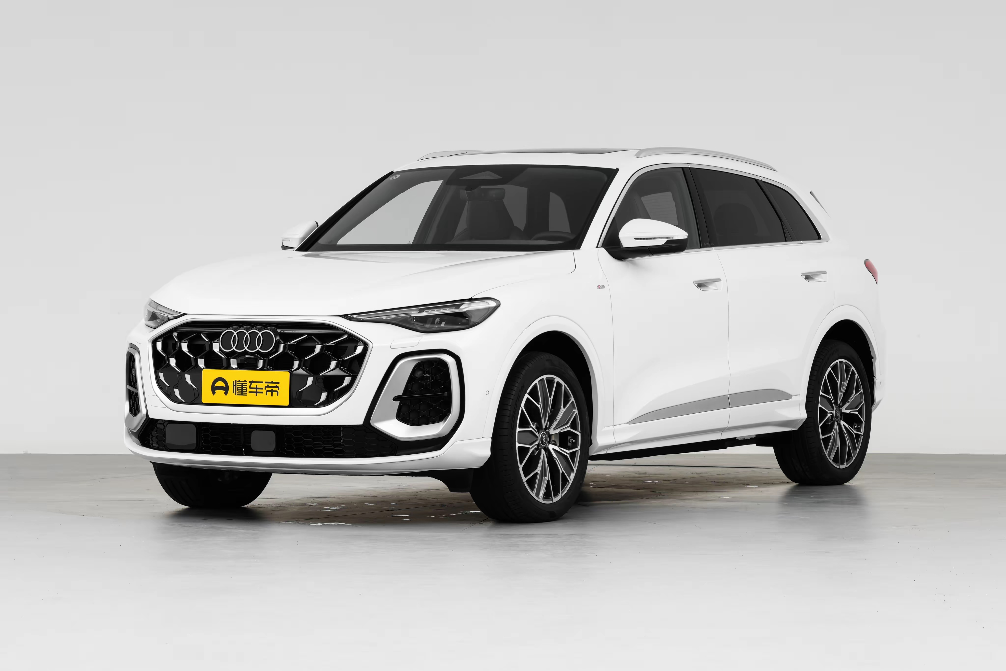 奥迪Q5L是豪华中型SUV的销量主力，外观大气均衡，quattro四驱通过性和稳